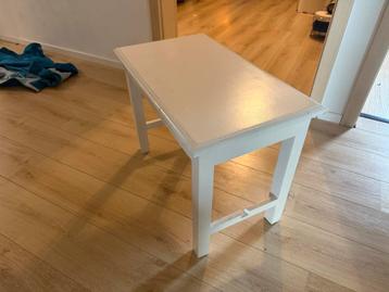 Klein wit houten tafeltje / kindertafeltje beschikbaar voor biedingen