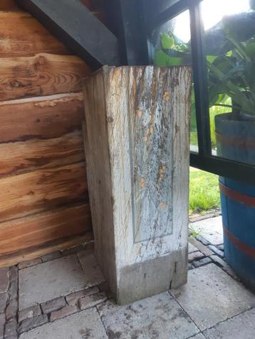 Hele oude Zuil of Pilaar. 32 x 38 cm . Hoog 95. Beschilderd beschikbaar voor biedingen