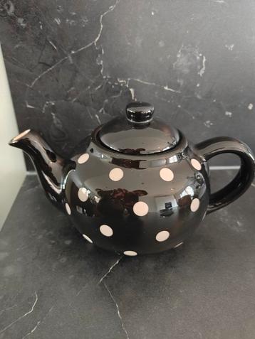 Vintage Theepot zwart met witte stippen beschikbaar voor biedingen