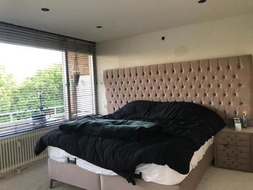 Tweepersoonsbed beschikbaar voor biedingen