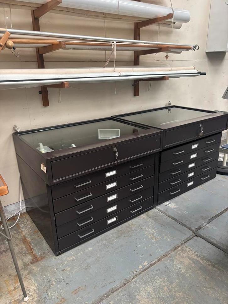 Vintage ladekasten met vitrine (2x), Huis en Inrichting, Kasten | Ladekasten, Gebruikt, Minder dan 100 cm, 50 tot 100 cm, 50 tot 75 cm