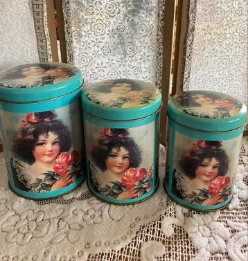 Driedelige brocante blikken beschikbaar voor biedingen