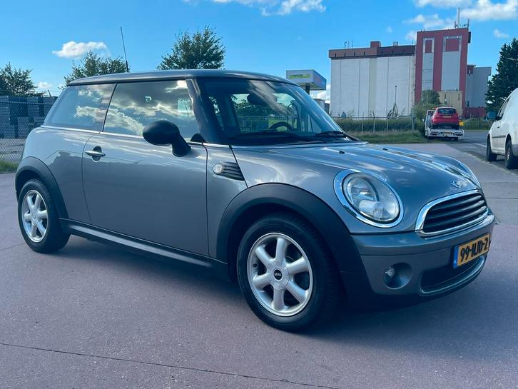 Mini (r56) 1.6 75pk 2010 Grijs, Auto's, Mini, Particulier, Benzine, B, Hatchback, Handgeschakeld, Origineel Nederlands, Zilver of Grijs