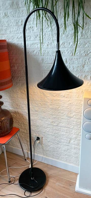 Vintage vloerlamp Hala Zeist beschikbaar voor biedingen