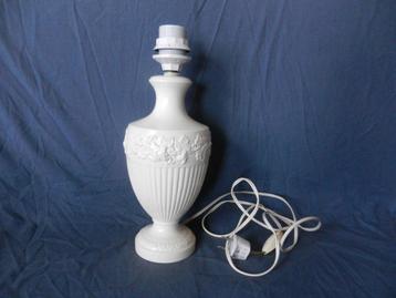 Wedgwood Edme lampvoet met druivenranken h. basis 27,5 cm. beschikbaar voor biedingen