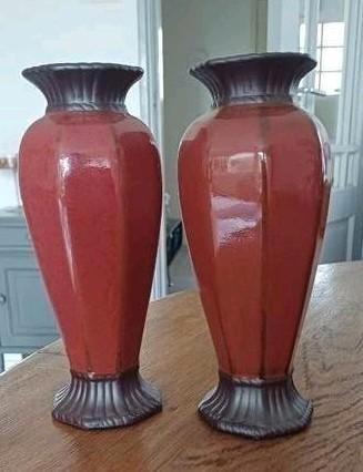 2 donker rode vaasjes voor kaars beschikbaar voor biedingen