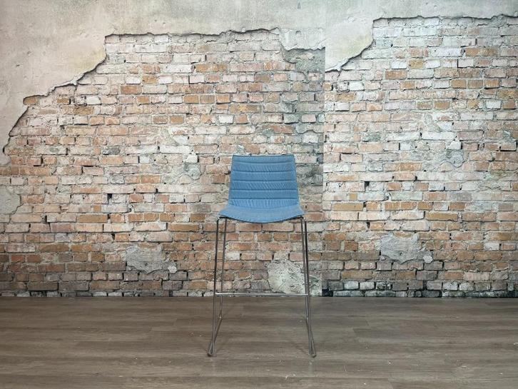 Arper Catifa 46 bar stool blauw bij TheReSales, Huis en Inrichting, Barkrukken, Zo goed als nieuw, 90 cm of meer, Metaal, 1 kruk