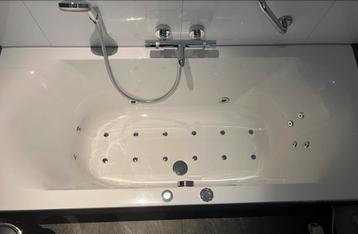 Ligbad met krachtige whirlpool beschikbaar voor biedingen