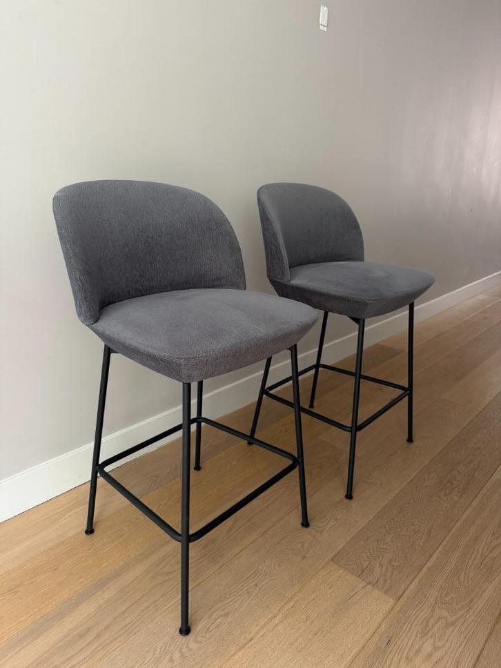2x Muuto Oslo barkruk, Huis en Inrichting, Barkrukken, Zo goed als nieuw, 60 tot 90 cm, Metaal, 2 krukken, Met voetsteun, Ophalen of Verzenden