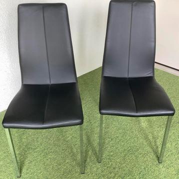 2 eetkamerstoelen per direct op te halen beschikbaar voor biedingen