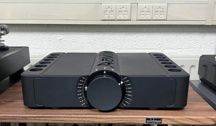 avik U-300 is een high-end geïntegreerde versterker, Audio, Tv en Foto, Versterkers en Receivers, Zo goed als nieuw, Stereo, Overige merken