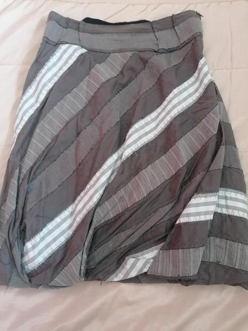 Absolut mooie rok/ maat 36/ leuk model !/ OPRUIMING, Kleding | Dames, Rokken, Zo goed als nieuw, Maat 36 (S), Bruin, Onder de knie