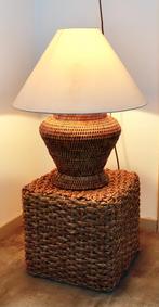 Tafellamp met een voet van natuurlijk materiaal., Huis en Inrichting, Lampen | Tafellampen, Ophalen, Overige materialen, Gebruikt