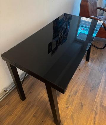 Diep zwart bureau