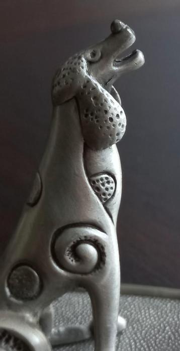 Een unieke abstracte windhond sculptuur op vlakke ondergrond beschikbaar voor biedingen