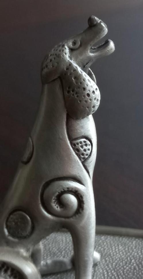 Een unieke abstracte windhond sculptuur op vlakke ondergrond, Verzamelen, Beelden en Beeldjes, Dier, Ophalen of Verzenden