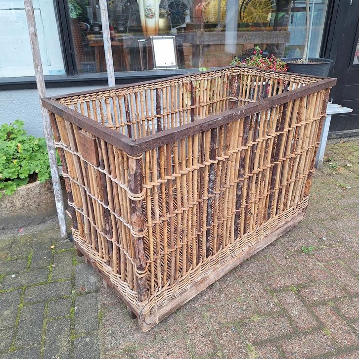 Van Nelle rieten theebladeren mand op wielen, Huis en Inrichting, Woonaccessoires | Kisten, Ophalen