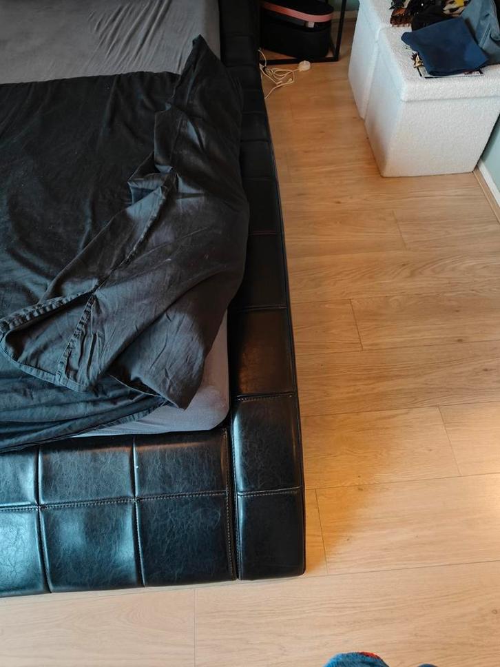 Stijlvol zwart tweepersoonsbed met leren rand, Huis en Inrichting, Slaapkamer | Bedden, Gebruikt, Tweepersoons, 160 cm, 200 cm