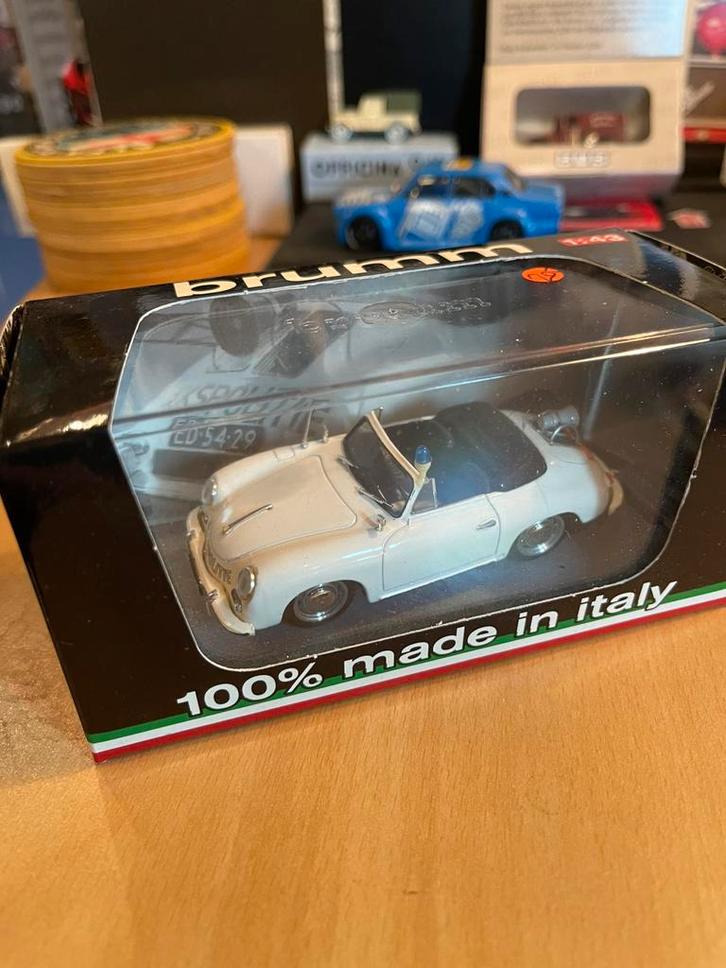 1:43 BRUMM PORSCHE 356C CABRIOLET RIJKSPOLITIE …. 20,-, Hobby en Vrije tijd, Modelauto's | 1:43, Zo goed als nieuw, Auto, Ophalen of Verzenden