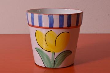 Retro vintage bloempot met funky tulpdecor beschikbaar voor biedingen