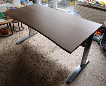 bureau in nette staat  beschikbaar voor biedingen