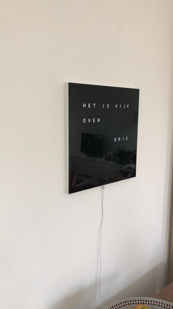 Nieuwe Letterklok - Tijd in Woorden, Huis en Inrichting, Woonaccessoires | Klokken, Nieuw, Wandklok, Digitaal, Ophalen of Verzenden