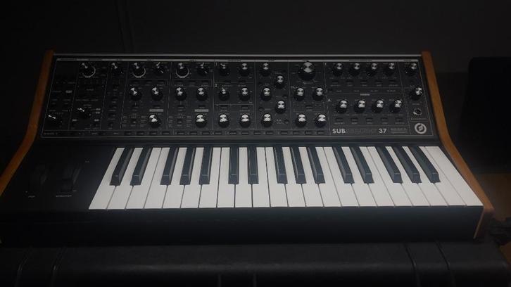 Moog Subsequent 37 & PELI CASE, Muziek en Instrumenten, Synthesizers, Zo goed als nieuw, Overige aantallen, Overige merken, Met koffer of flightcase