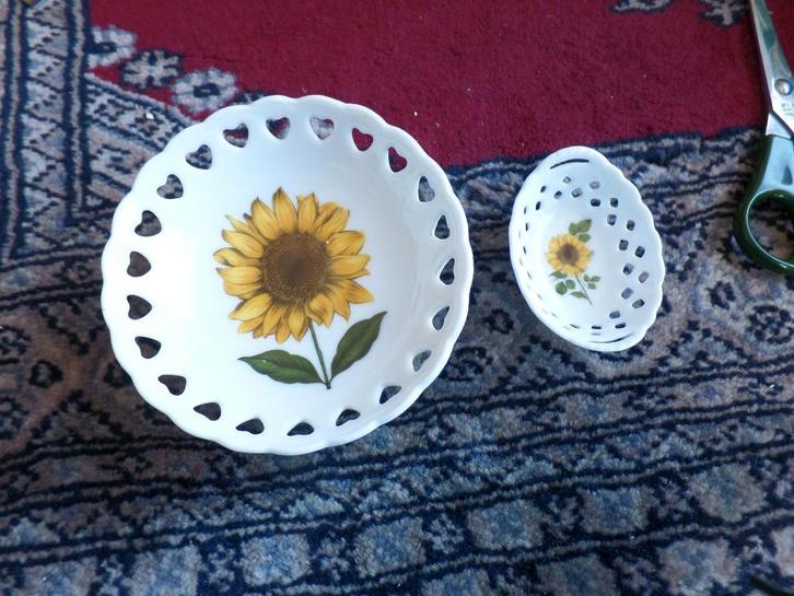 2 Bonbonschaaltjes met zonnebloem-detail, Huis en Inrichting, Keuken | Servies, Nieuw, Overige typen, Overige stijlen, Aardewerk