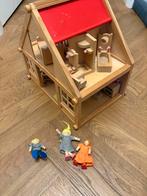 Houten poppenhuis met poppen en accessoires, Kinderen en Baby's, Ophalen of Verzenden, Gebruikt, Poppenhuis