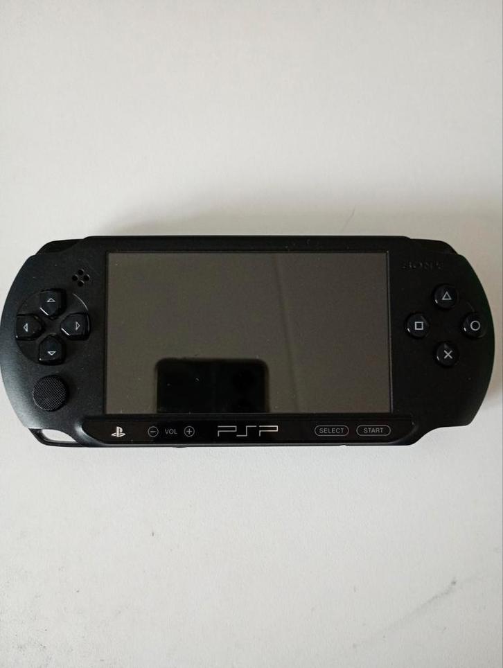 PSP E1004 (STREET) met 1 spelletje en oplader, Spelcomputers en Games, Spelcomputers | Sony PSP, Zo goed als nieuw, Verzenden