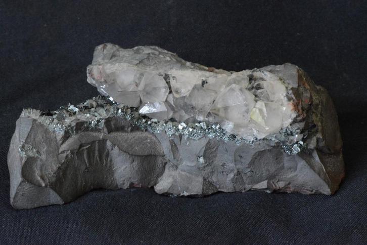 Hematiet met specularietkristallen en bergkristal, Verzamelen, Mineralen en Fossielen, Mineraal, Ophalen of Verzenden