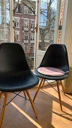 Eames Vitra Shell Chairs 4x donkerbruin met losse kussentjes, Huis en Inrichting, Stoelen, Ophalen, Zo goed als nieuw, Bruin, Vier