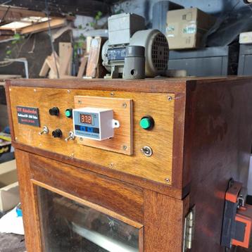 automatische broedkast met slaglatten beschikbaar voor biedingen