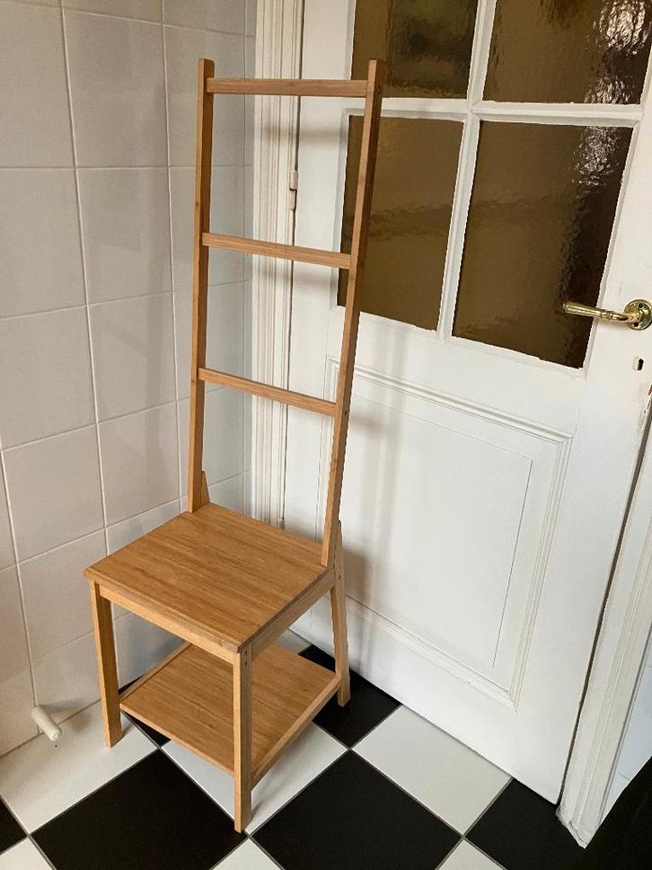 Mooie stoel met handdoekenrek van bamboe, Huis en Inrichting, Badkamer | Badtextiel en Accessoires, Zo goed als nieuw, Handdoekenrek