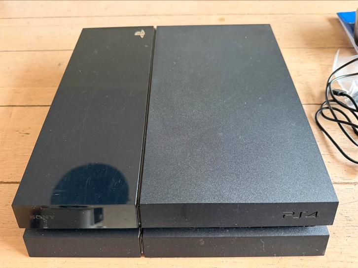 PlayStation 4 met twee controllers en 1spel zie foto’s, Spelcomputers en Games, Spelcomputers | Sony PlayStation 4, Zo goed als nieuw