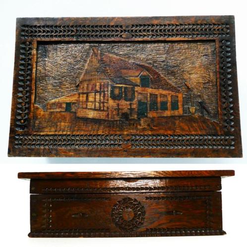 Oude kerfsnede houten kist met in reliëf een boerderij, Antiek en Kunst, Curiosa en Brocante, Ophalen of Verzenden