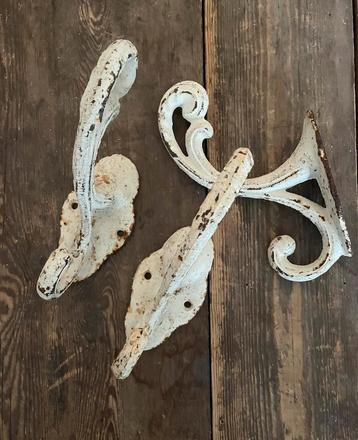 Brocante oude gietijzeren haken 15,- euro per stuk beschikbaar voor biedingen