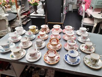 Weer veel nieuwe royal albert kopjes binnen gekomen. beschikbaar voor biedingen