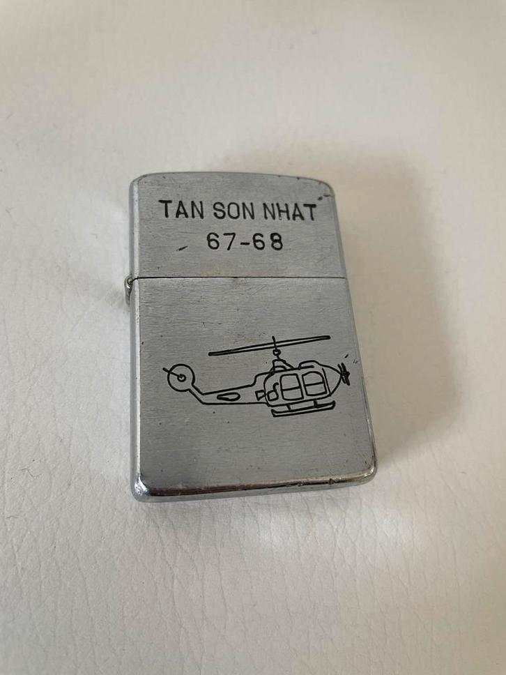 Zippo Aansteker Vietnam Oorlog - Tan Son Nhat 67-68, Verzamelen, Rookartikelen, Aanstekers en Luciferdoosjes, Gebruikt, Aansteker
