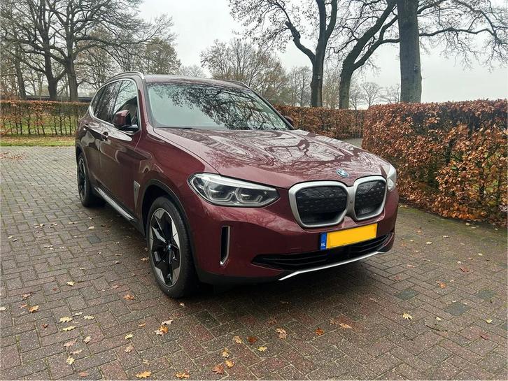 BMW IX3 met een set winterbanden, Auto's, BMW, Particulier, iX3, Elektrisch, Euro 6, Rood, Beige, Leder, Ophalen of Verzenden