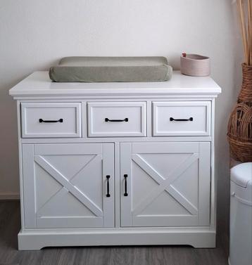 Witte Commode met Lades en Deuren beschikbaar voor biedingen