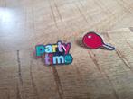 2 Leuke verjaardags pins - Party Time en Rode ballon te koop, Ophalen of Verzenden, Nieuw, Overige onderwerpen, Speldje of Pin