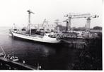Scheepvaart: Coaster bij werf.VLISSINGEN ? 14X9,5CM.  02-07, Verzamelen, 1960 tot 1980, Verzenden, Foto, Zo goed als nieuw