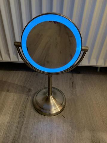 Spiegel met verlichting beschikbaar voor biedingen