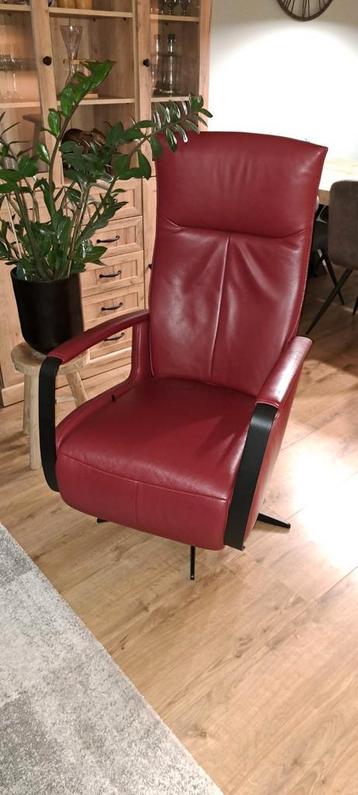 NIEUWSTAAT: Prominent Relaxstoel Rood Leer beschikbaar voor biedingen