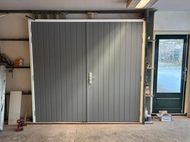 Houten garagedeuren inclusief hardhouten kozijn 250x230, Doe-het-zelf en Verbouw, Deuren en Horren, Zo goed als nieuw, Garagedeur