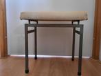 Vintage piano-kruk met ijzeren onderstel, créme skai zitting, Huis en Inrichting, Krukjes, Ophalen, Gebruikt, Overige materialen