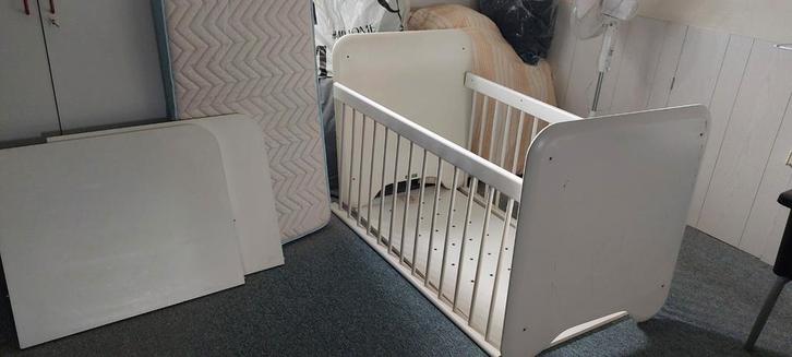 Commode met ledikantje + matras - Gratis!, Kinderen en Baby's, Babywiegjes en Ledikanten, Gebruikt, Ledikant, Ophalen