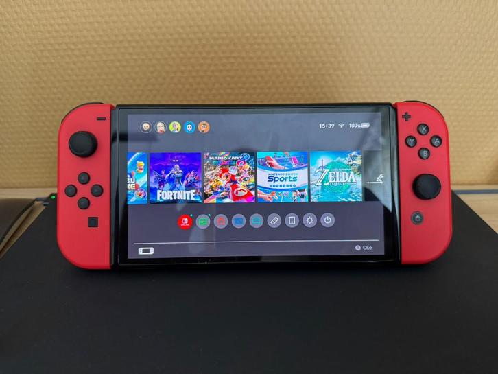 Switch - OLED Model - Mario Red Edition, Spelcomputers en Games, Spelcomputers | Nintendo Switch, Zo goed als nieuw, Switch OLED