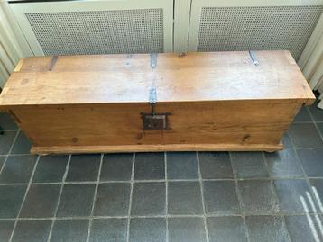 Zware antieke dekenkist beschikbaar voor biedingen